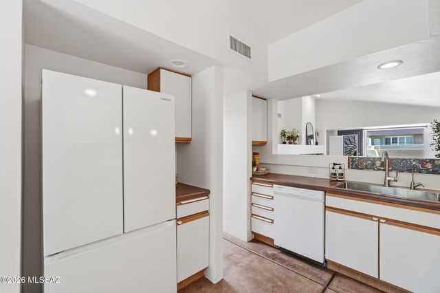 3136 E Macenroe Lane, Tucson, AZ 85716