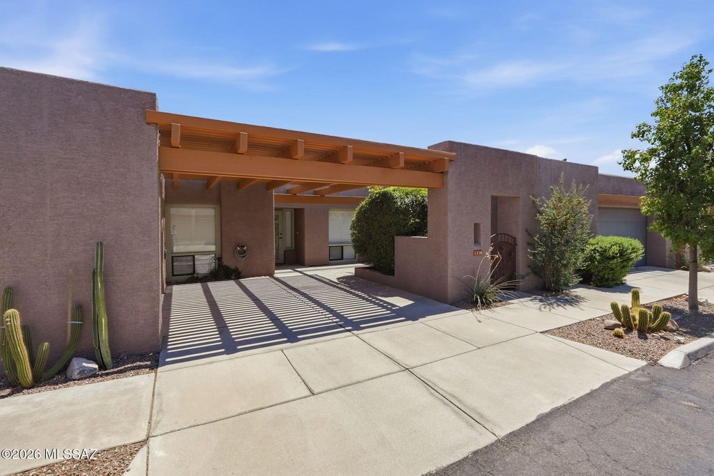 3136 E Macenroe Lane, Tucson, AZ 85716