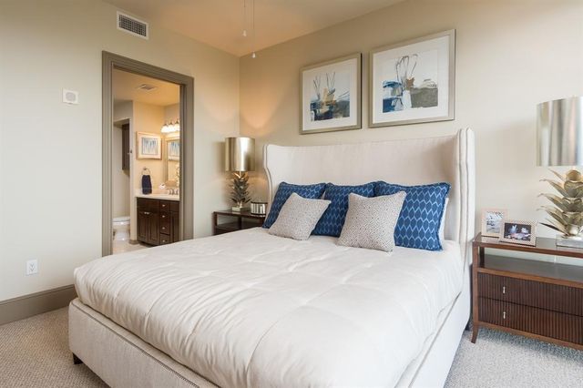 7 Riverway 1201, Houston, TX 77056