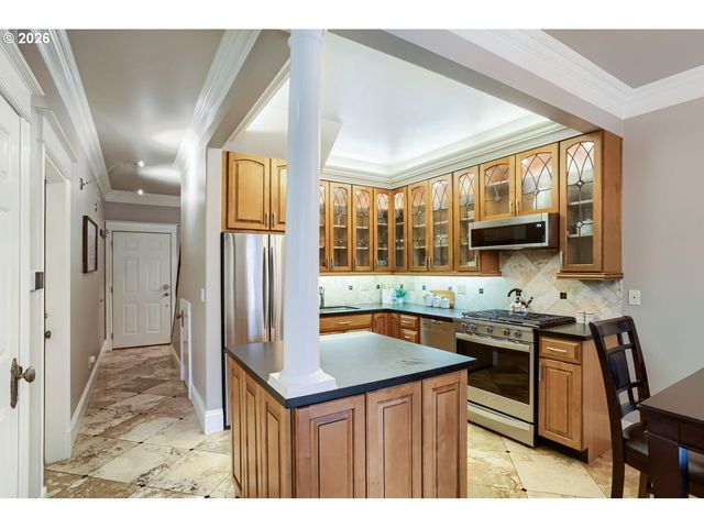 2674 Ne 6TH Pl, Portland, OR 97212