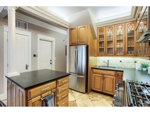 2674 Ne 6TH Pl, Portland, OR 97212