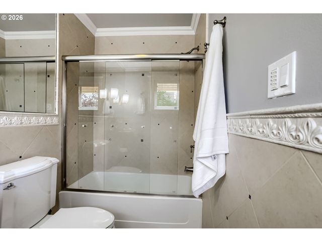 2674 Ne 6TH Pl, Portland, OR 97212