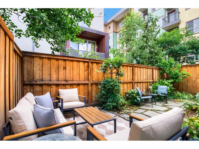 2674 Ne 6TH Pl, Portland, OR 97212