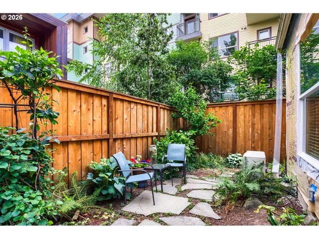 2674 Ne 6TH Pl, Portland, OR 97212