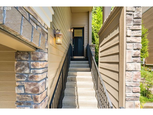 979 Sw SHAKER Pl, Portland, OR 97225