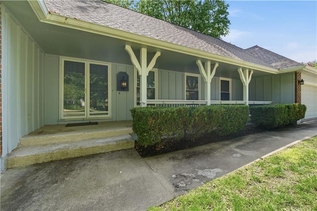 600 NE Golfview Drive, Blue Springs, MO 64014