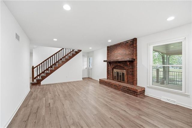600 NE Golfview Drive, Blue Springs, MO 64014