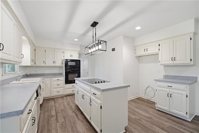 600 NE Golfview Drive, Blue Springs, MO 64014