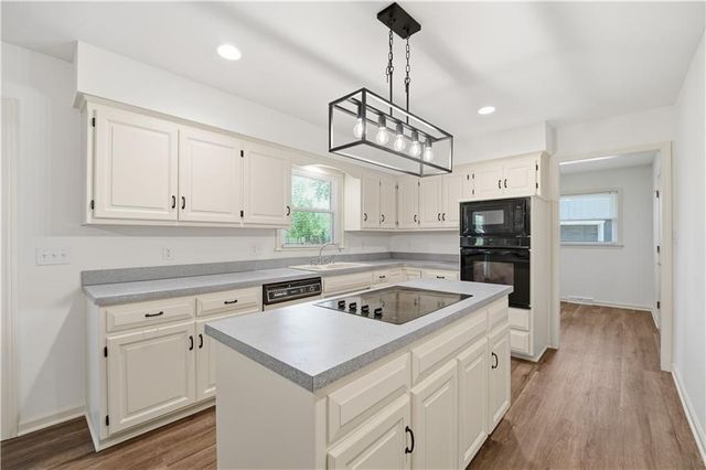 600 NE Golfview Drive, Blue Springs, MO 64014