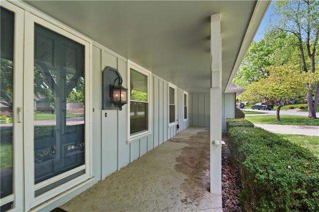 600 NE Golfview Drive, Blue Springs, MO 64014