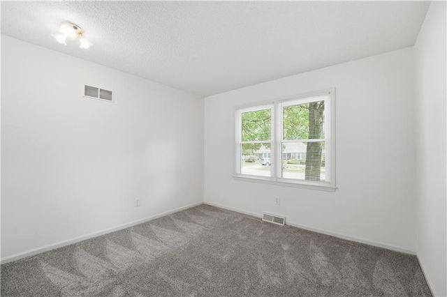 600 NE Golfview Drive, Blue Springs, MO 64014
