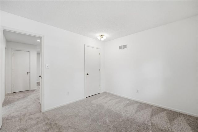 600 NE Golfview Drive, Blue Springs, MO 64014
