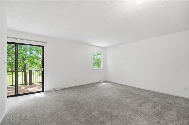 600 NE Golfview Drive, Blue Springs, MO 64014