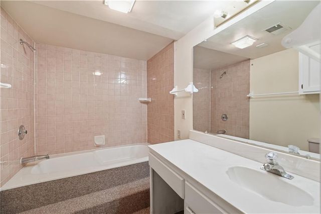 600 NE Golfview Drive, Blue Springs, MO 64014