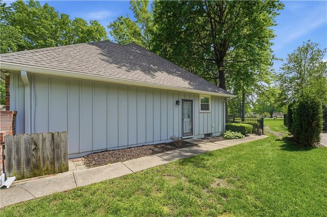 600 NE Golfview Drive, Blue Springs, MO 64014
