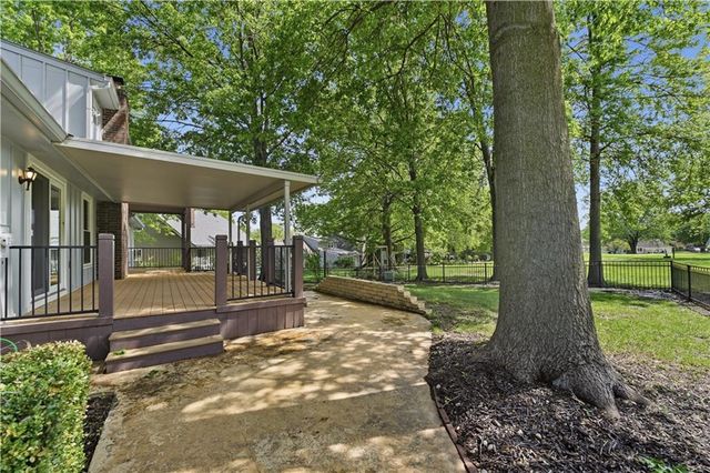 600 NE Golfview Drive, Blue Springs, MO 64014