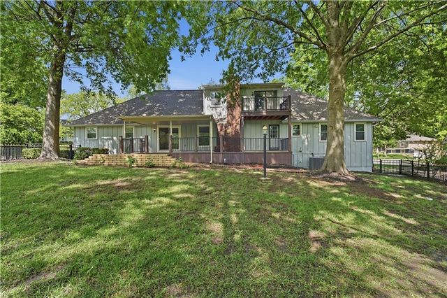 600 NE Golfview Drive, Blue Springs, MO 64014