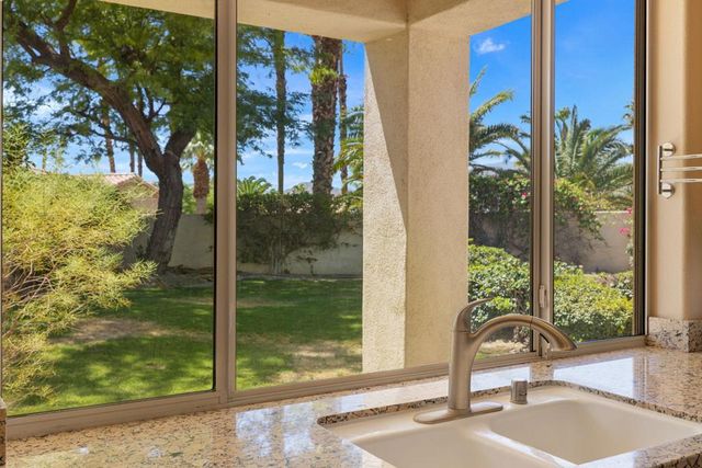 81 Appian Way, Palm Desert, CA 92211