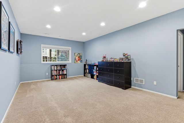 586 Sutherland Drive, Woodbury, MN 55129