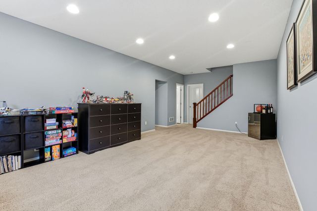 586 Sutherland Drive, Woodbury, MN 55129