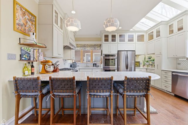 1516 W Sherwin Avenue, Chicago, IL 60626