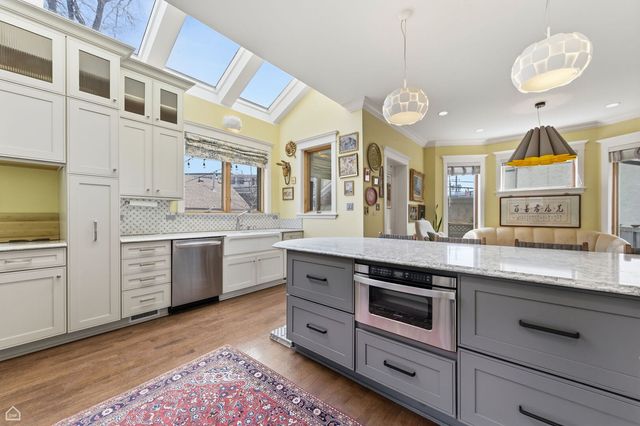 1516 W Sherwin Avenue, Chicago, IL 60626