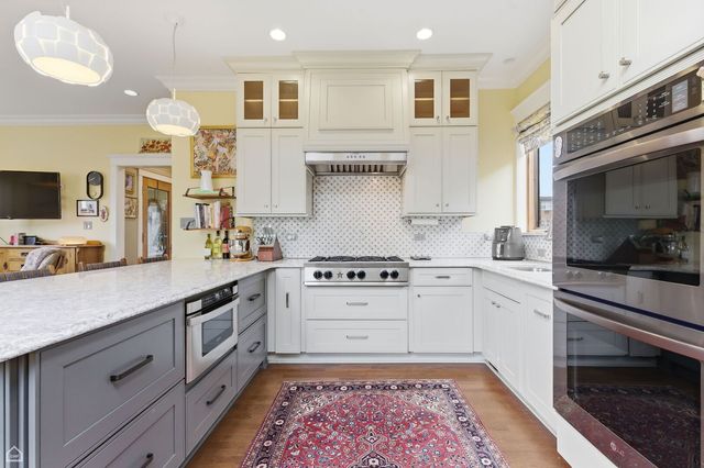 1516 W Sherwin Avenue, Chicago, IL 60626