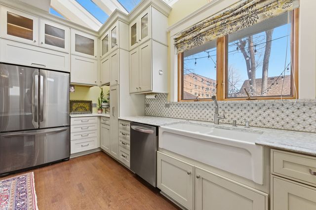 1516 W Sherwin Avenue, Chicago, IL 60626