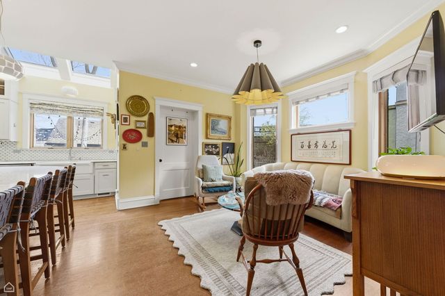 1516 W Sherwin Avenue, Chicago, IL 60626