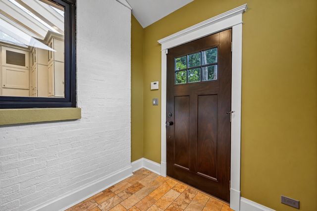 1516 W Sherwin Avenue, Chicago, IL 60626