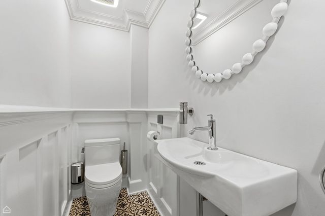 1516 W Sherwin Avenue, Chicago, IL 60626