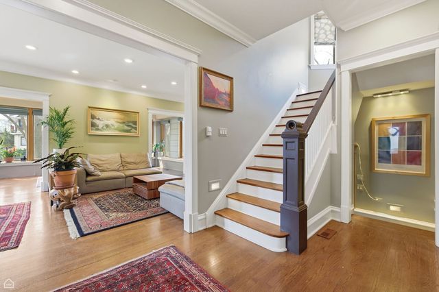 1516 W Sherwin Avenue, Chicago, IL 60626