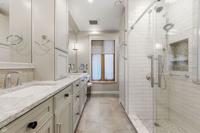 1516 W Sherwin Avenue, Chicago, IL 60626