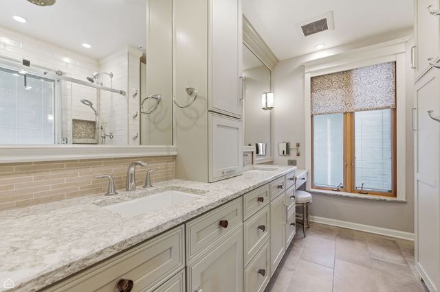 1516 W Sherwin Avenue, Chicago, IL 60626