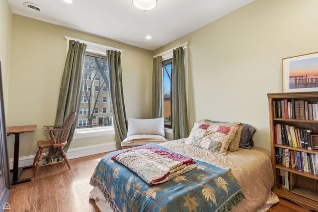 1516 W Sherwin Avenue, Chicago, IL 60626