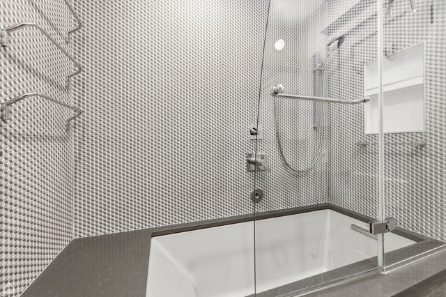 1516 W Sherwin Avenue, Chicago, IL 60626