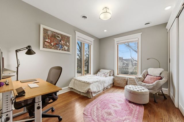 1516 W Sherwin Avenue, Chicago, IL 60626