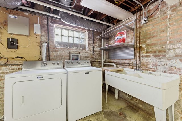 1516 W Sherwin Avenue, Chicago, IL 60626