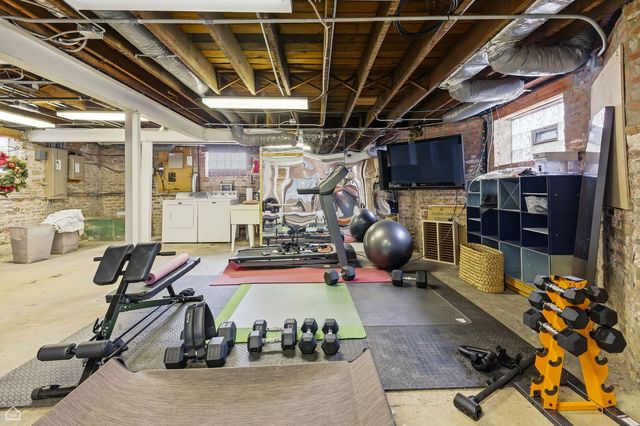 1516 W Sherwin Avenue, Chicago, IL 60626