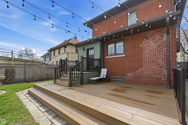 1516 W Sherwin Avenue, Chicago, IL 60626