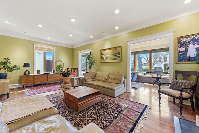 1516 W Sherwin Avenue, Chicago, IL 60626