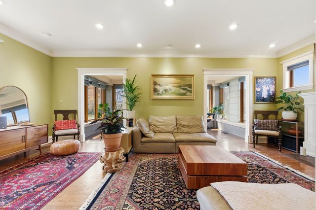 1516 W Sherwin Avenue, Chicago, IL 60626