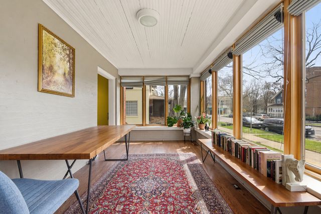 1516 W Sherwin Avenue, Chicago, IL 60626