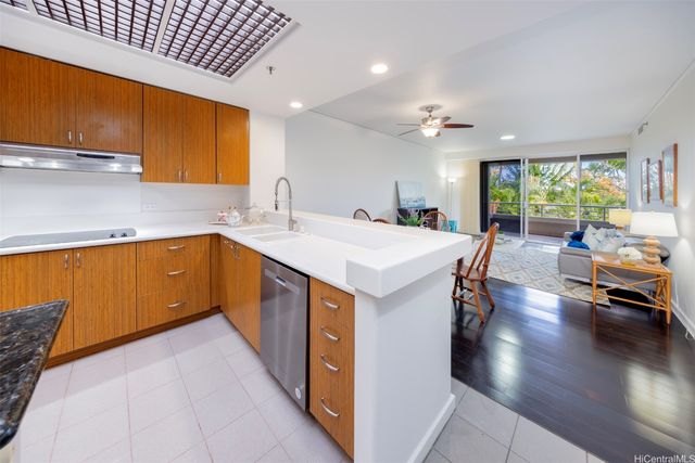 1 Keahole Place 1303, Honolulu, HI 96825