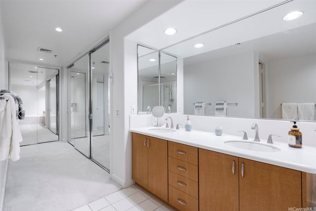 1 Keahole Place 1303, Honolulu, HI 96825