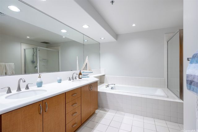 1 Keahole Place 1303, Honolulu, HI 96825