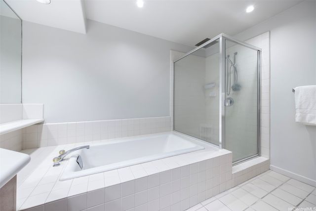 1 Keahole Place 1303, Honolulu, HI 96825