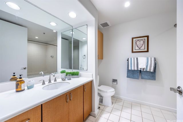 1 Keahole Place 1303, Honolulu, HI 96825