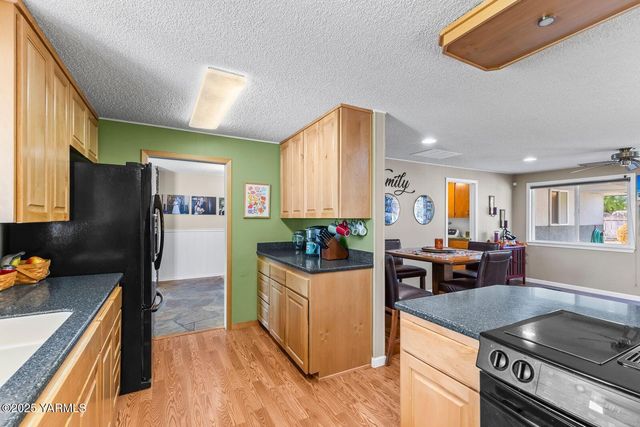 902 S 50th Ave, Yakima, WA 98908