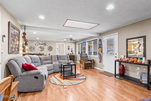 902 S 50th Ave, Yakima, WA 98908